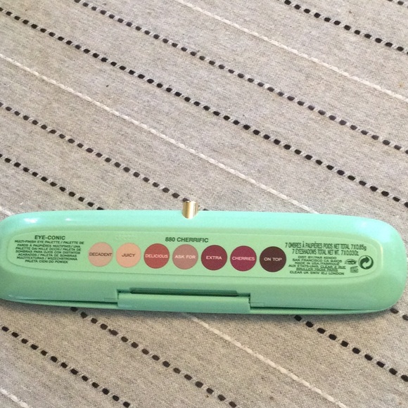 MARC JACOBS Eye-conic Multi finish eyeshadow palette in 880 CHERRIFIC - Picture 3 of 5